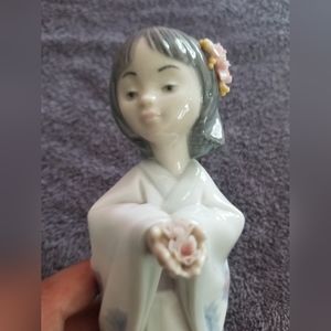 NWOB Lladró Bearing Flowers 6151